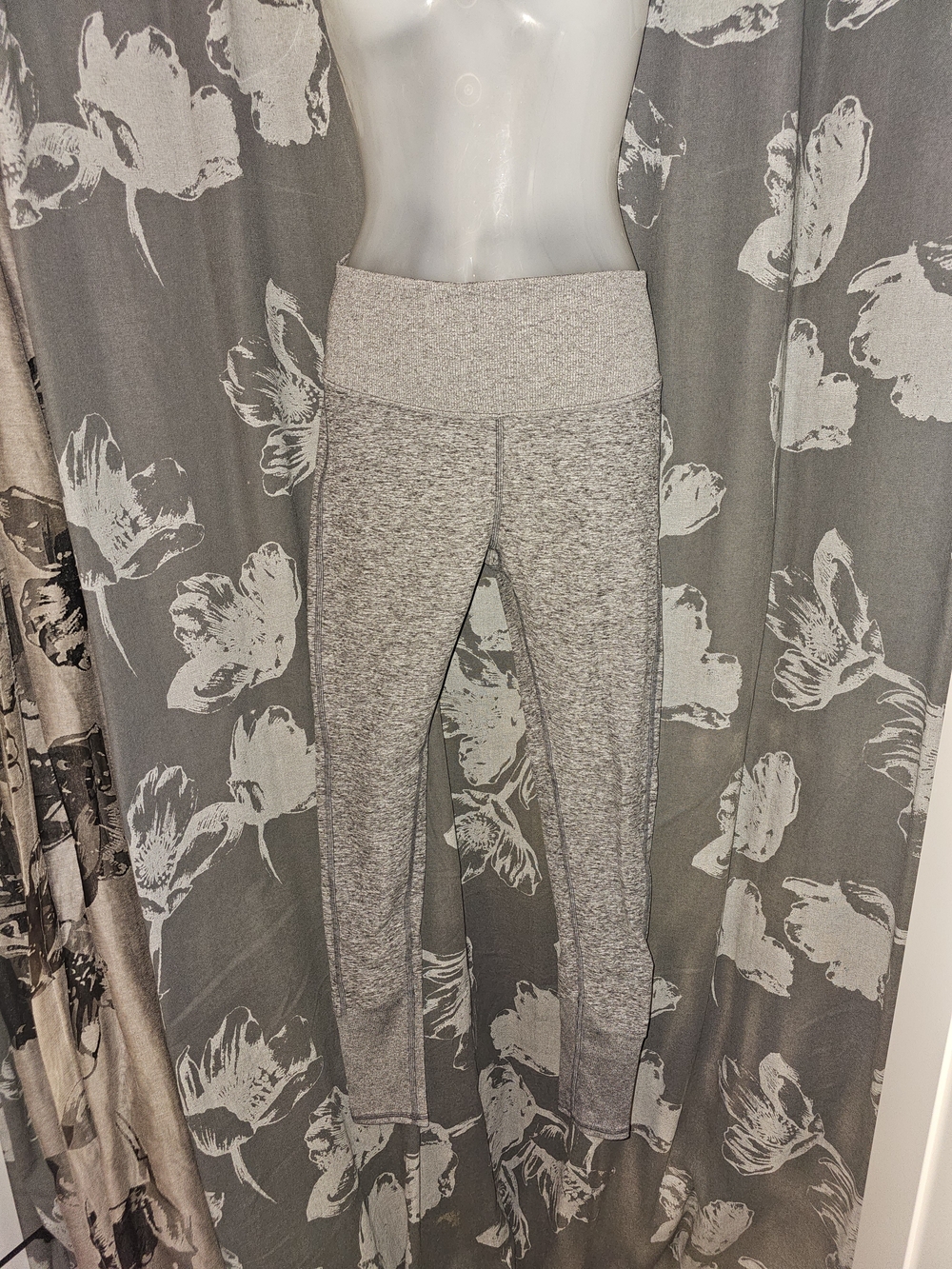 Alo yoga alosoft leggings.                                       3 Pairs - Picture 13 of 13
